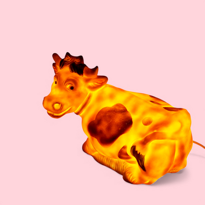 Lampka Heico krowa z Niemiec Zachodnich podświetlona, żółto-pomarańczowy blask, widok pod kątem