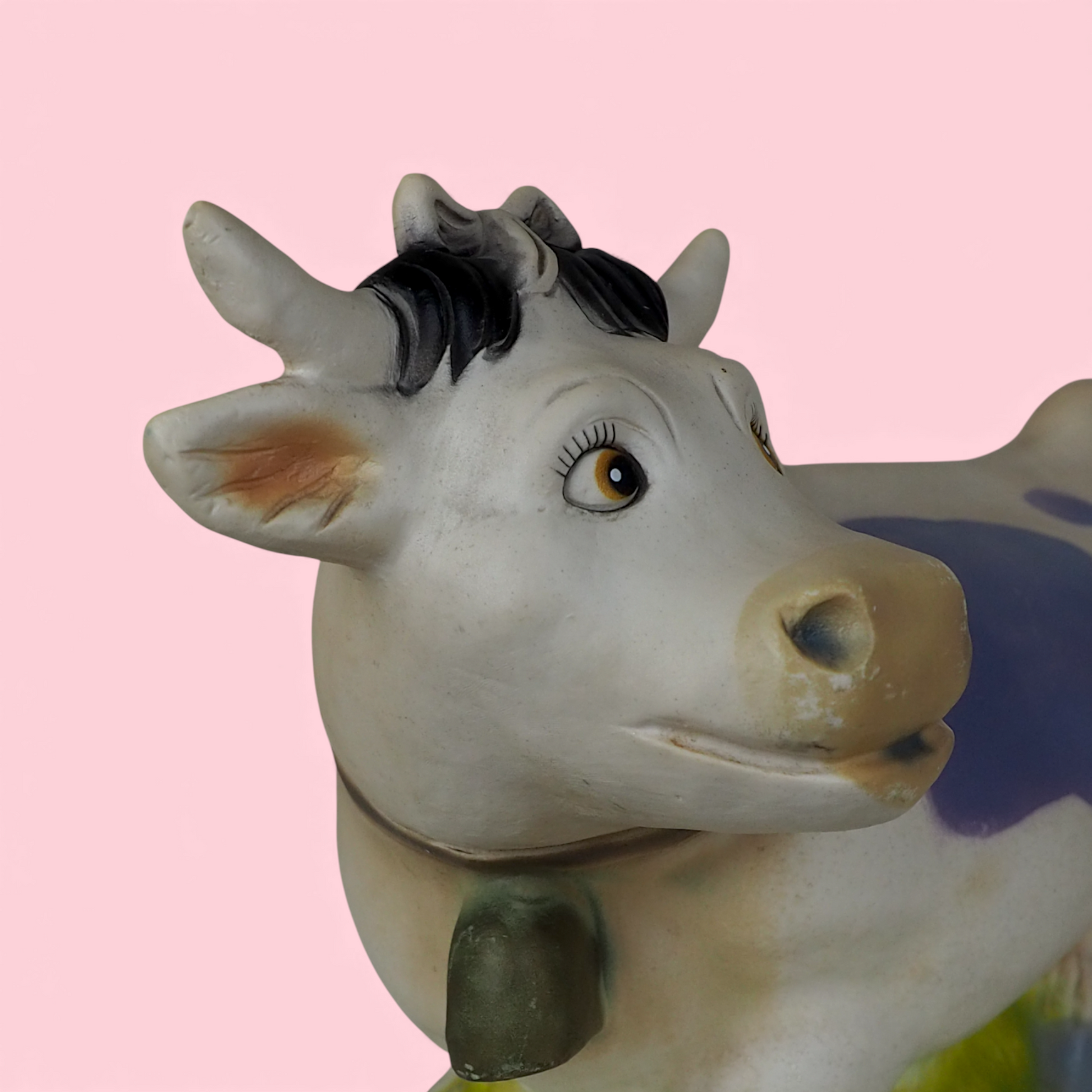 Lampka nocna Heico krowa z Niemiec Zachodnich, zbliżenie na głowę z dużymi oczami i dzwonkiem na szyi