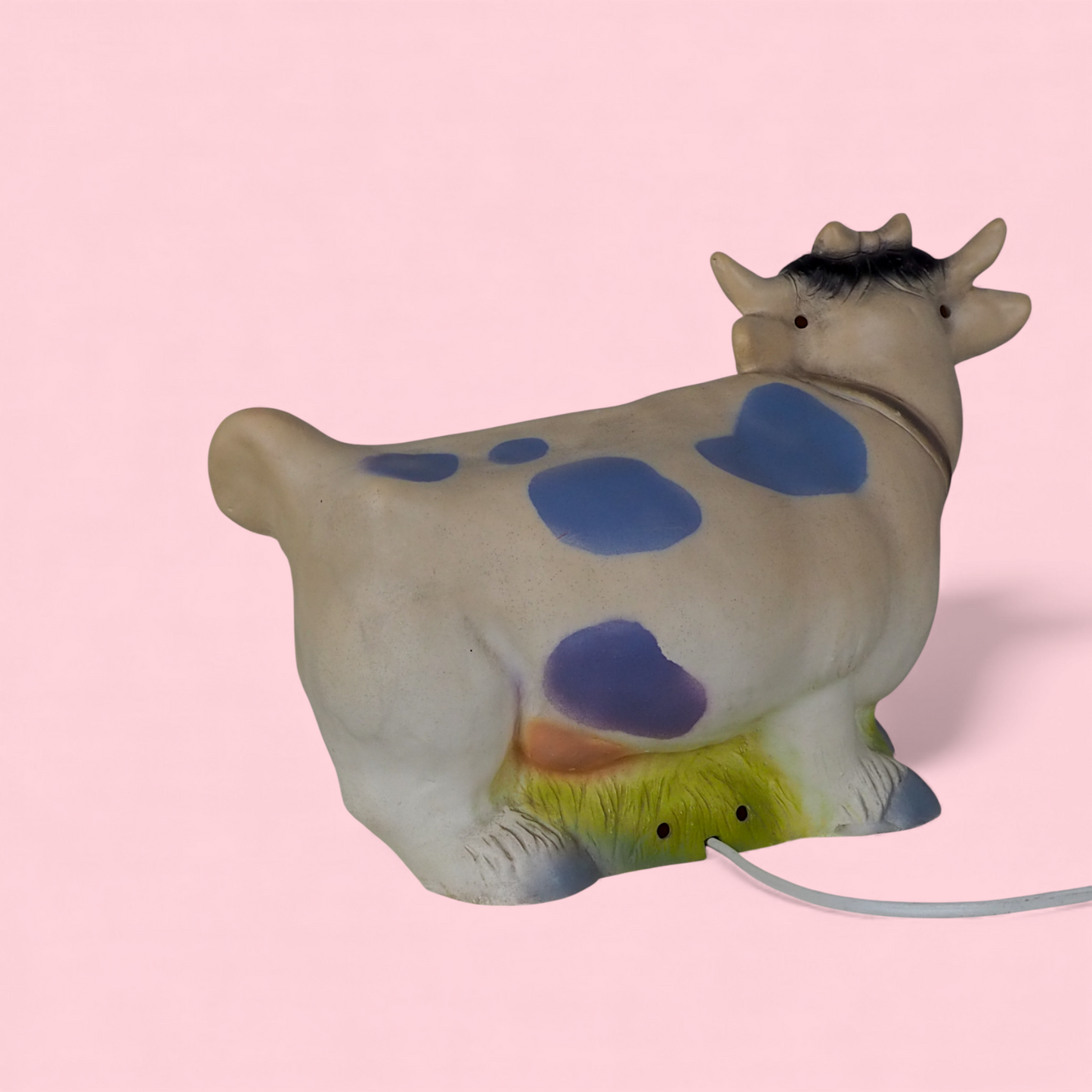 Lampka nocna Heico krowa z lat 80., biało-niebieskie łaty i zielona trawa, widok z tyłu