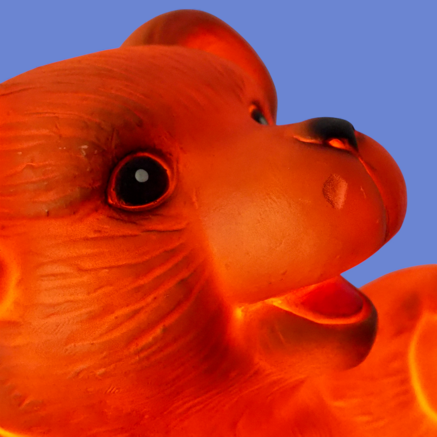 Zbliżenie pomarańczowej lampki Heico w kształcie misia, detal głowy i świecenia