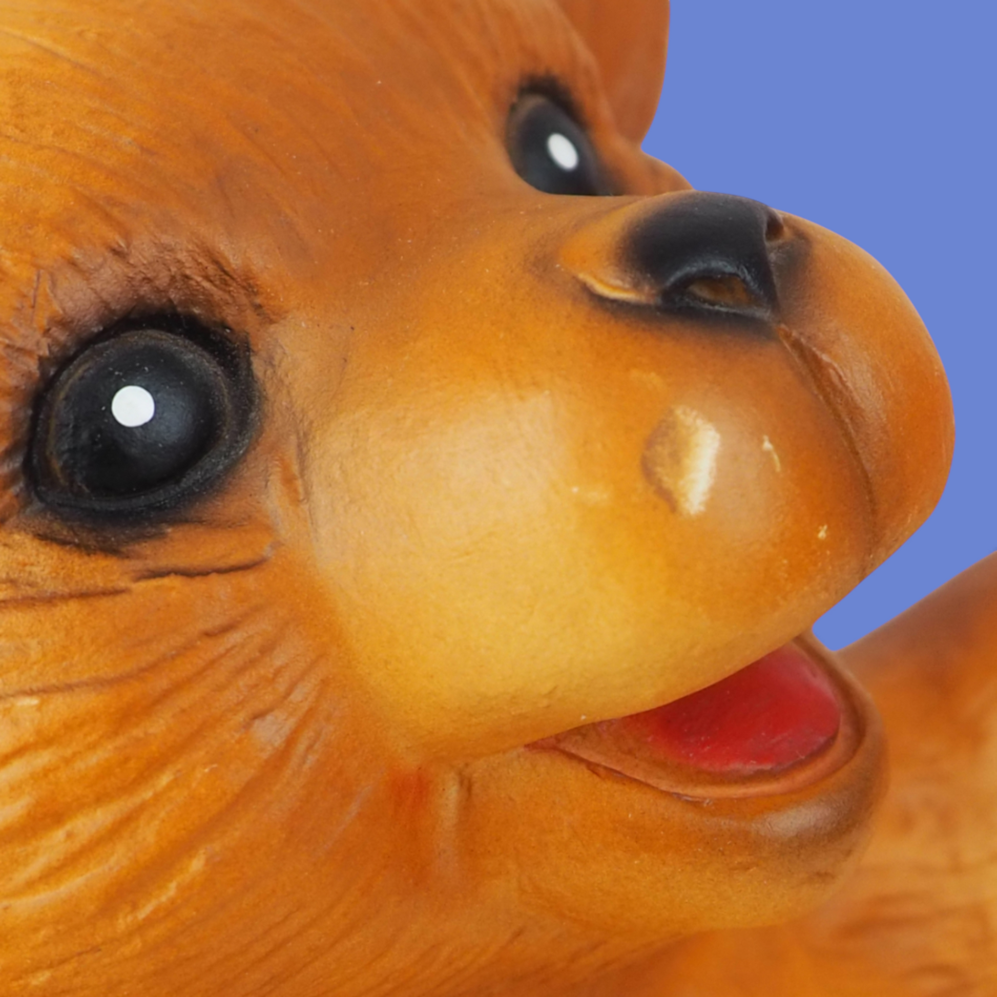 Zbliżenie twarzy lampki nocnej Heico miś, detal oczu i uśmiechu