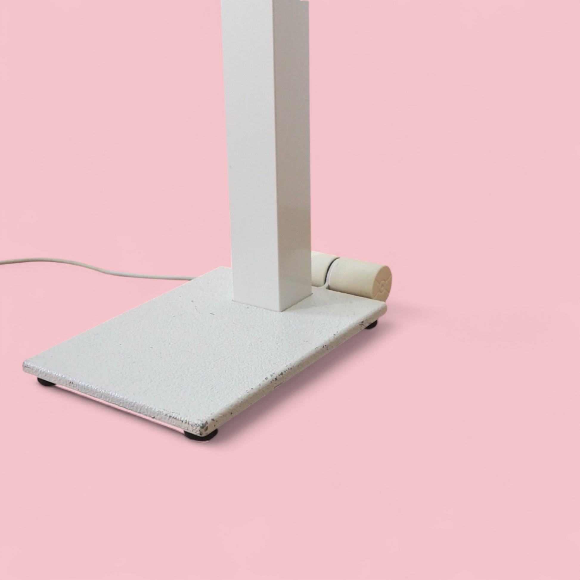 Detal podstawy lampy ID-S Sottsass Zumtobel, wyłącznik przechyłowy i aluminiowa konstrukcja