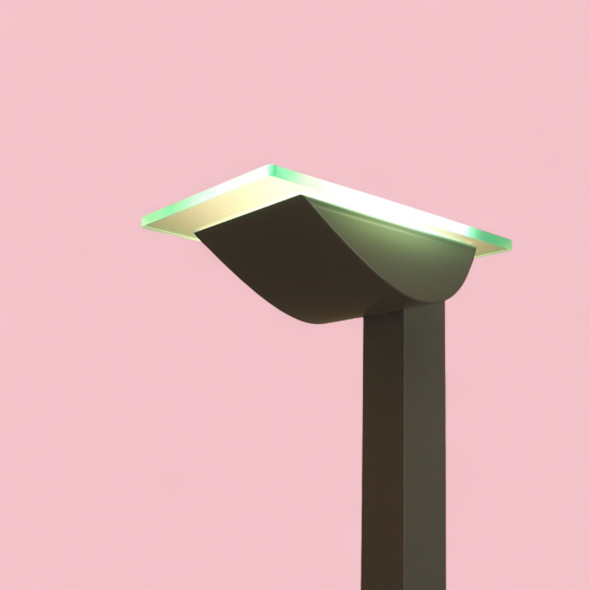 Floor lamp ID-S Sottsass Zumtobel, szklany dyfuzor i aluminiowy klosz, widok pod kątem