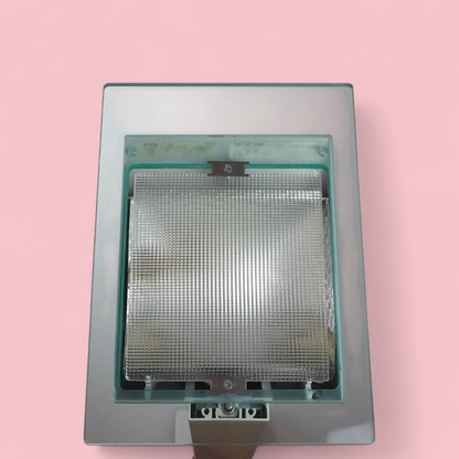 Wnętrze dyfuzora lampy ID-S Sottsass Zumtobel, system żarówki halogenowej i mechanizm szklanego dyfuzora