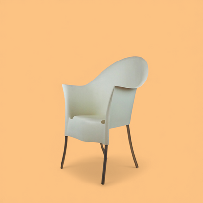 Krzesło Lord Yo Starck Driade, okalające oparcie, widok trzy czwarte z przodu, Italian design