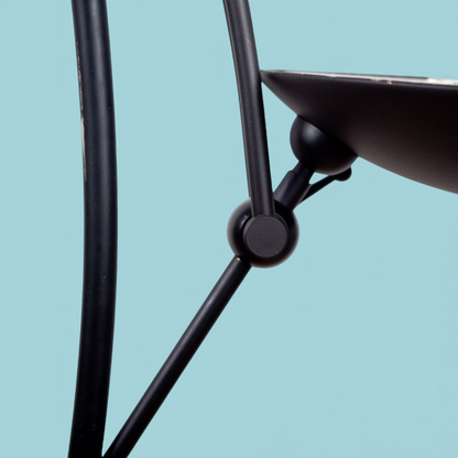 Lampa podłogowa Colani, detal przegubu z kulistym łącznikiem i regulowanym ramieniem