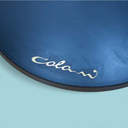 Lampa Colani, zbliżenie podstawy ze złotym logo Wofi Leuchten