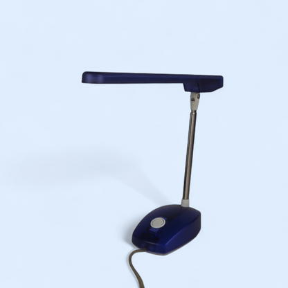 Desk lamp Microlight Artemide niebieska, pełny widok pod kątem, plastikowa konstrukcja z ramieniem