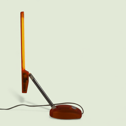 Microlight Artemide task lamp włączona, widok pod ekstremalnym kątem, lata 90