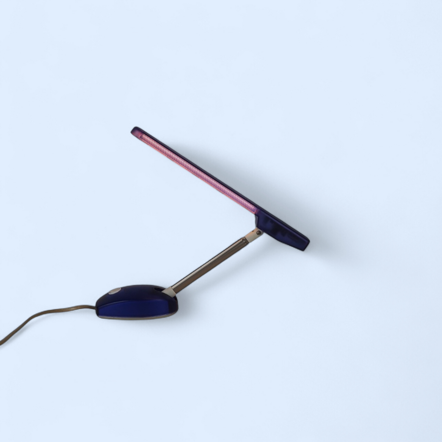 Microlight Gismondi Artemide włączona, klosz pod kątem z fioletowym świeceniem LED