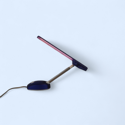 Microlight Gismondi Artemide włączona, klosz pod kątem z fioletowym świeceniem LED