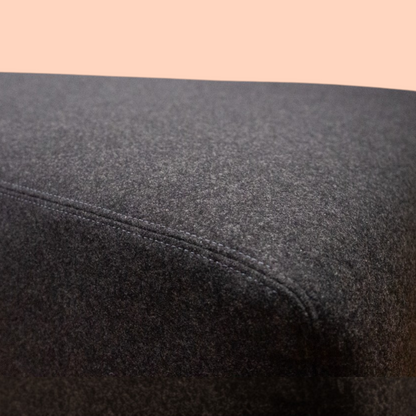 Podnóżek Lowland Moroso, zbliżenie tapicerki Divina Melange 180 Grigio Scuro