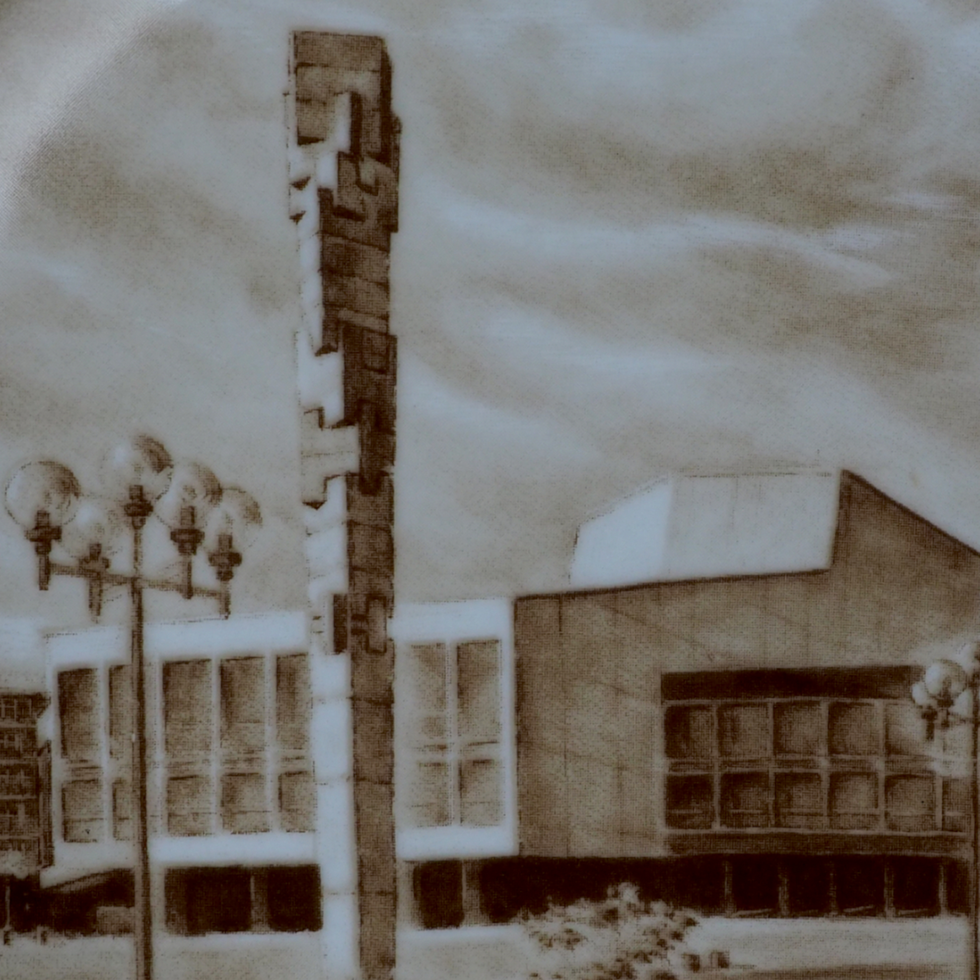 Talerz Kaiser zbliżenie na grafikę sali koncertowej Pfalzbau, architektura modernistyczna