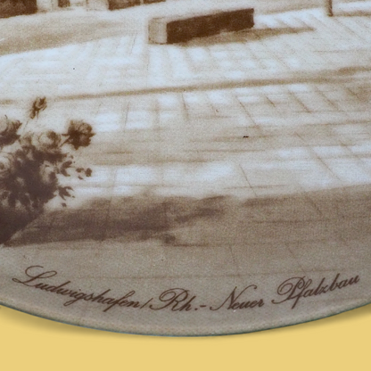 Talerz Kaiser Pfalzbau zbliżenie na sygnaturę i grafikę, Ludwigshafen 1968