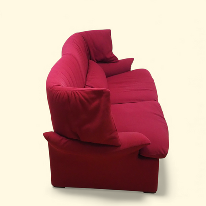 Sofa Portovenere Magistretti Cassina, regulowane zagłówki i wysokie oparcie, widok trzy czwarte, bordo