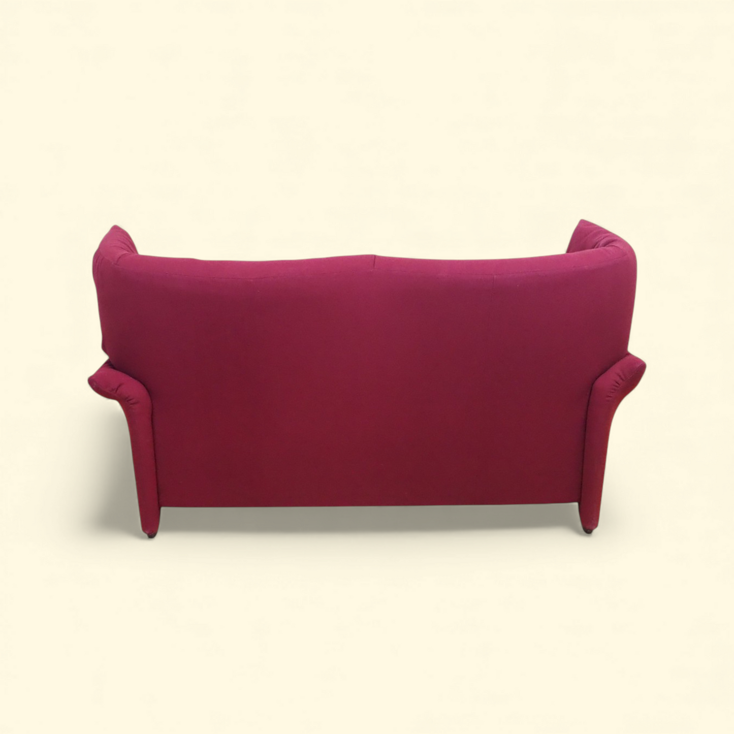 Sofa Portovenere Magistretti Cassina, widok od tyłu na wysokie oparcie, różowa tapicerka, lata 80