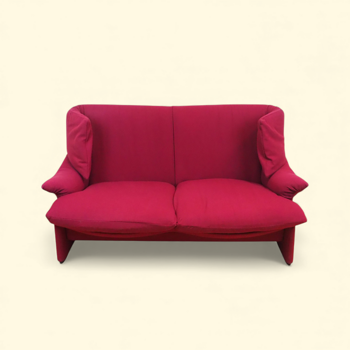 Sofa Portovenere Magistretti dla Cassina, malinowa tapicerka, widok z przodu