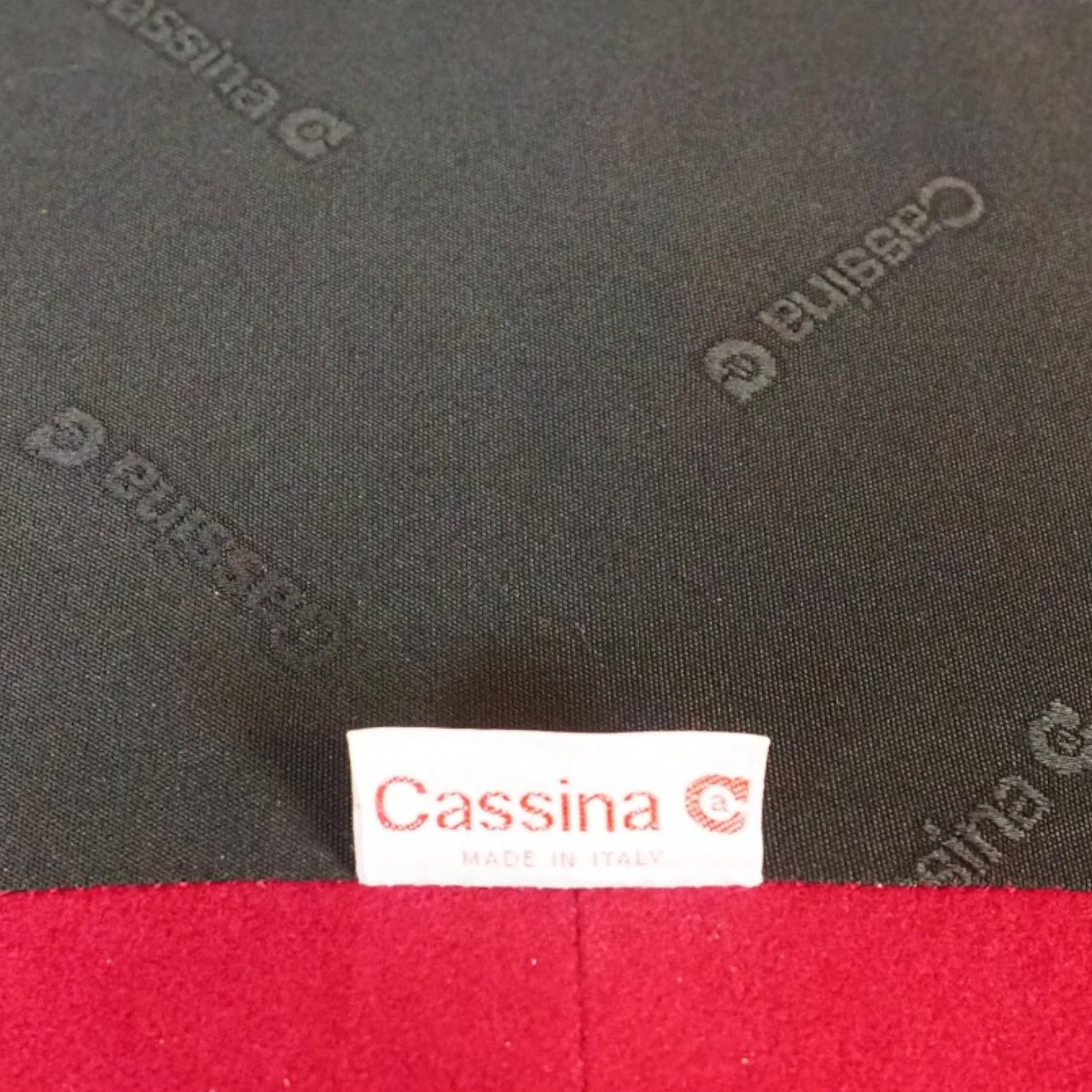 Oryginalna etykieta Cassina Made in Italy sofy Portovenere Magistretti, tkanina z logo producenta