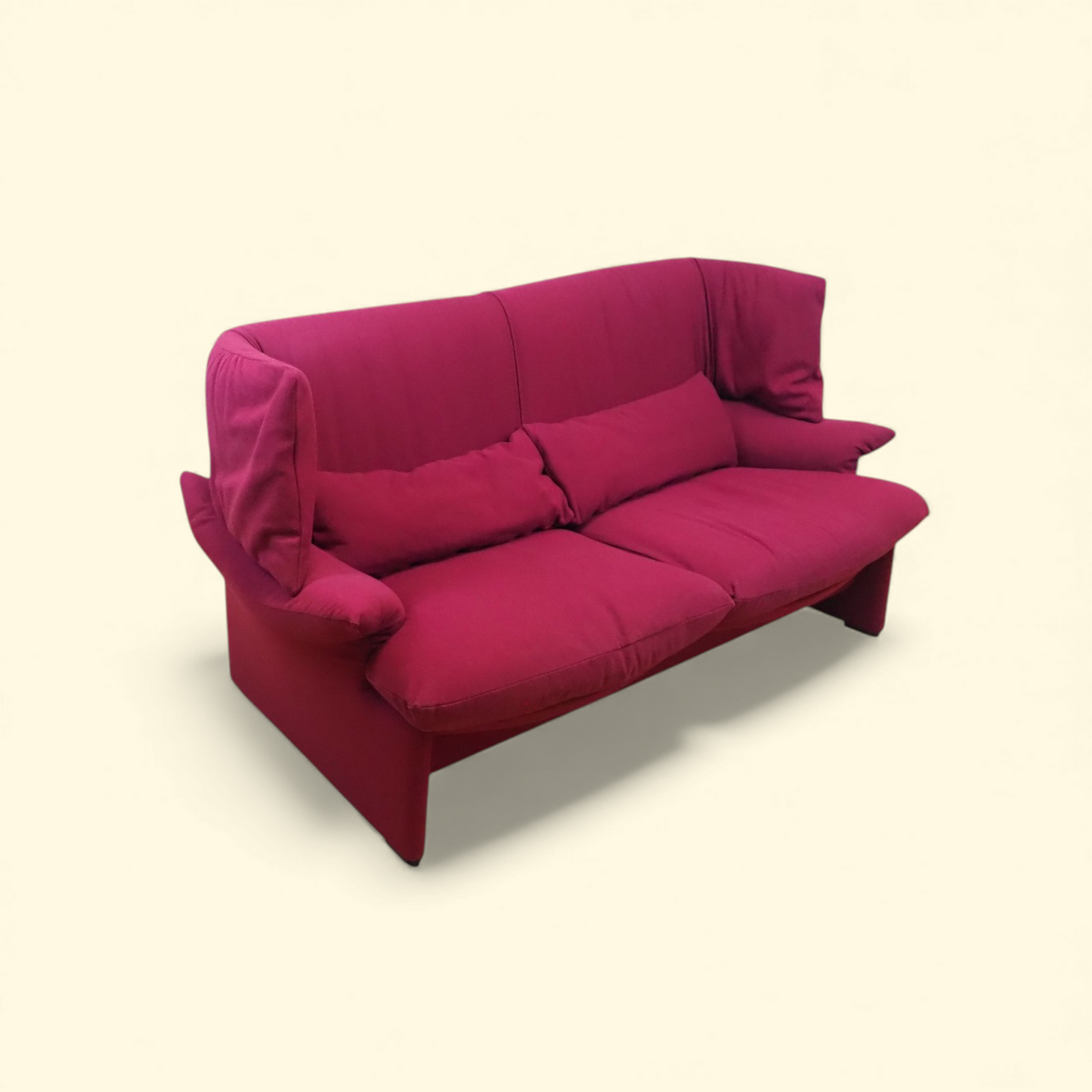 Sofa Portovenere Vico Magistretti dla Cassina, tapicerka magenta, widok trzy czwarte, 1989