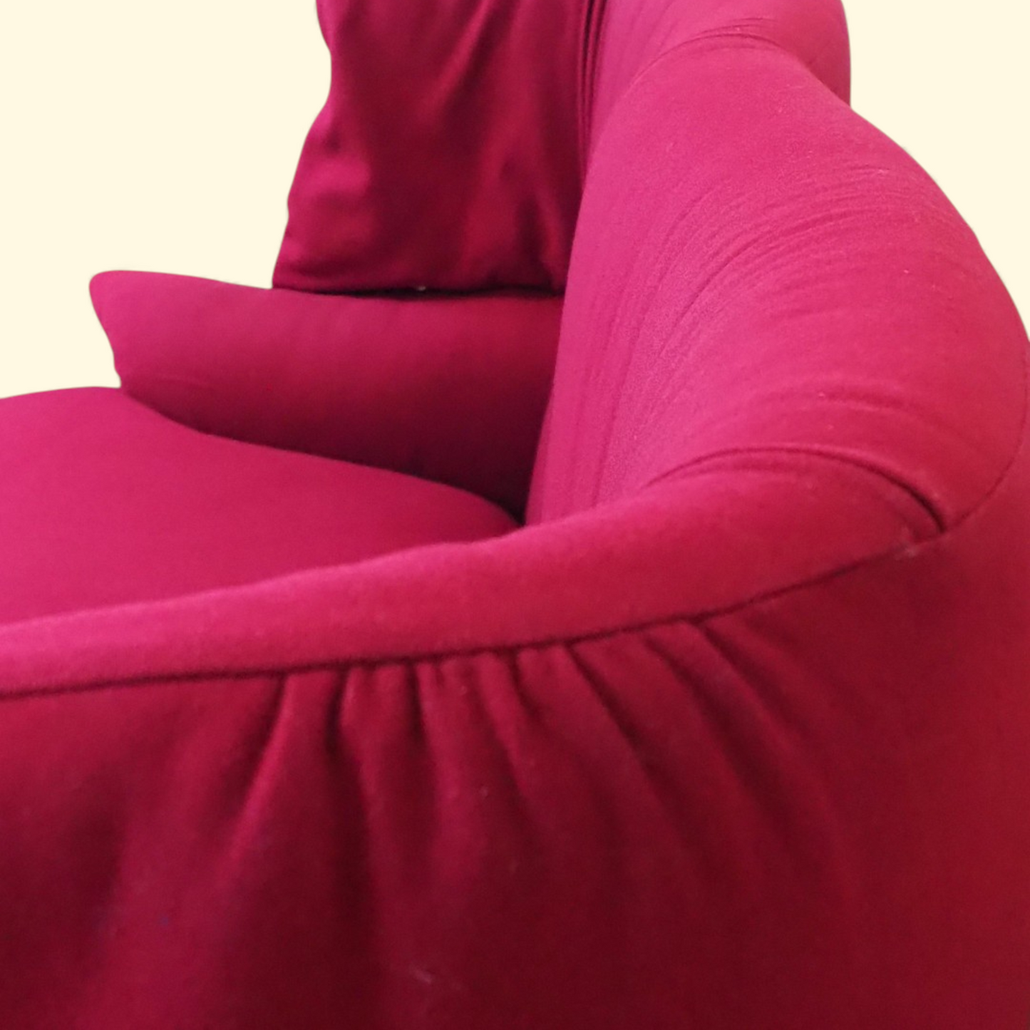 Detal szycia siedziska sofy Portovenere Cassina, rzemiosło Magistretti, tapicerka magenta