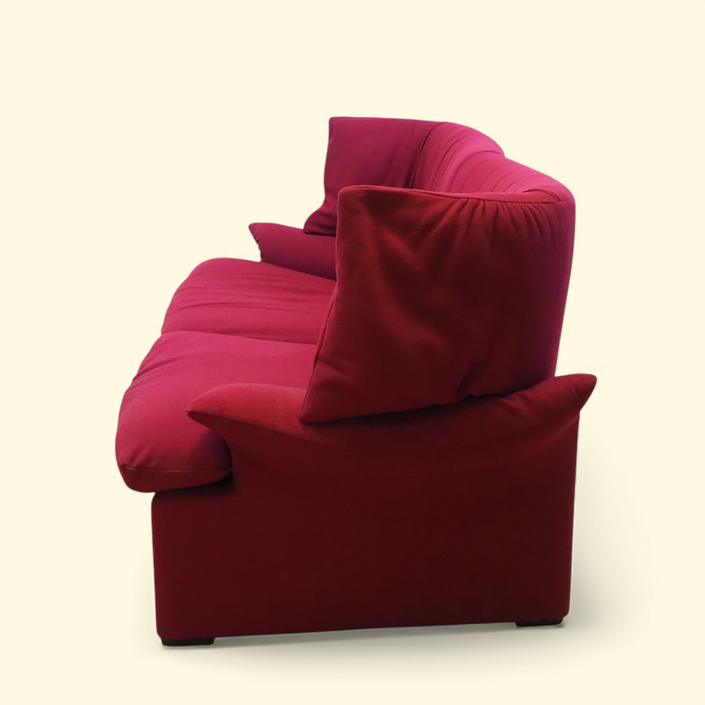 Sofa Portovenere Magistretti Cassina, widok z boku na design półprywatnej przestrzeni, różowa tapicerka