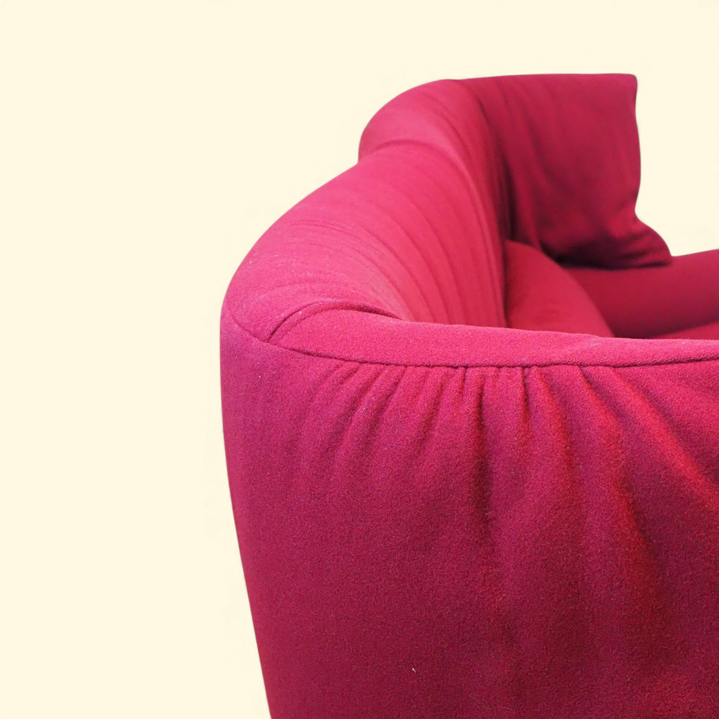 Zbliżenie na regulowany zagłówek sofy Portovenere Cassina, design Magistretti, bordowa tapicerka