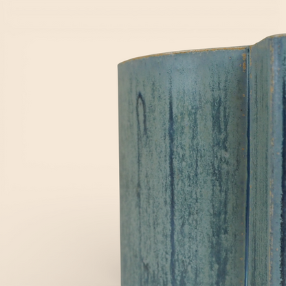 Zbliżenie na teksturę niebieskiego szkliwa ceramicznego przybornika Pottestuen z lat 60.