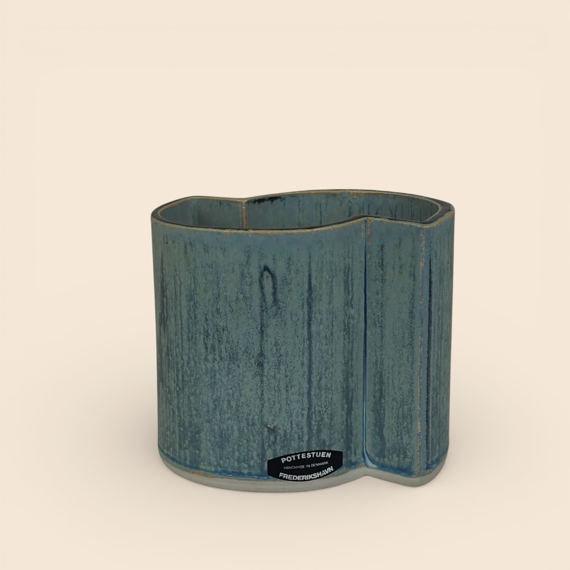Wazon ceramiczny Pottestuen Frederikshavn z niebieskim matowym wykończeniem, widok z przodu