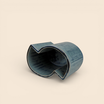 Niebieski pojemnik ceramiczny Pottestuen Keramik – widok poziomy pokazujący organiczny kształt wnętrza