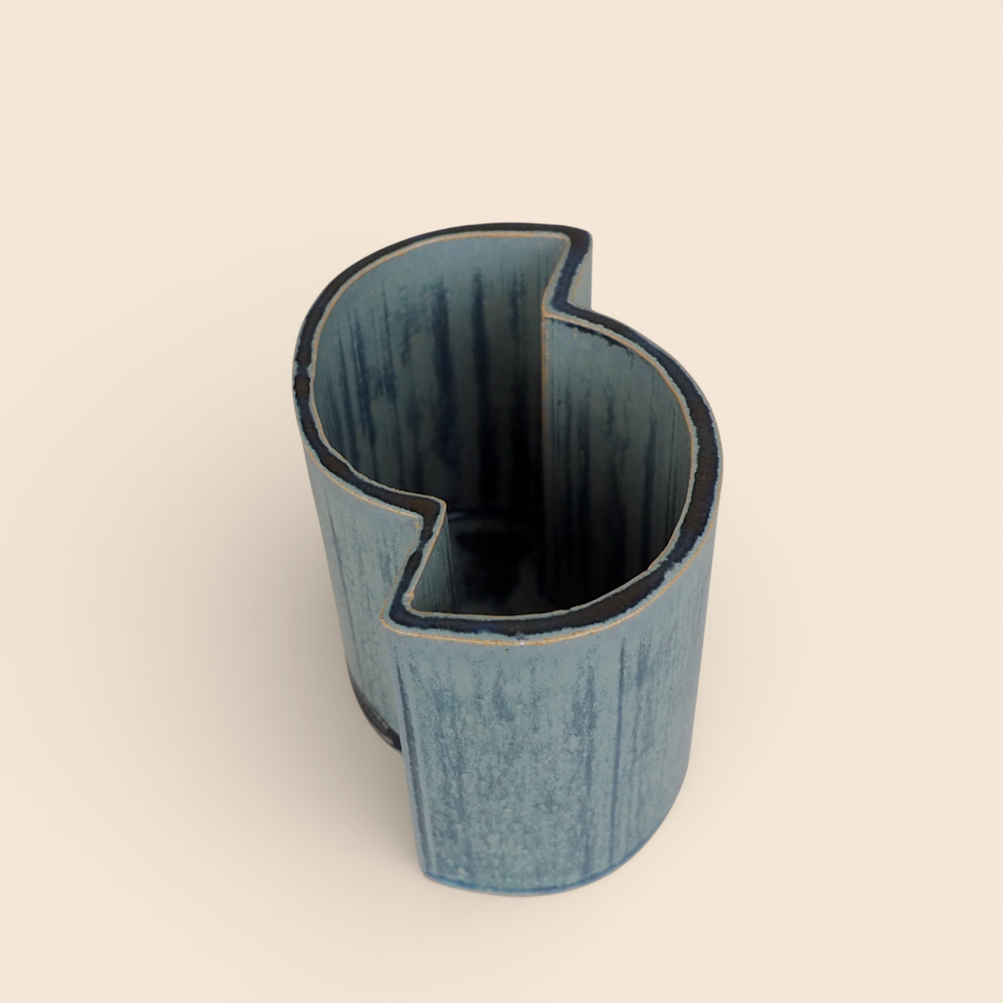 Pojemnik ceramiczny Pottestuen z niebieskim matowym szkliwem – detal wnętrza