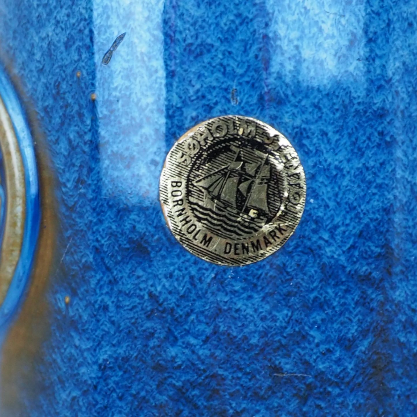 Naklejka producenta Soholm Bornholm Denmark na błękitnym wazonie Nordlys