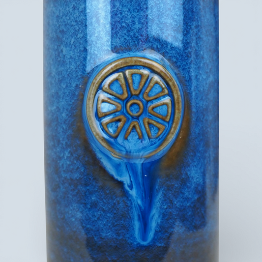 Zbliżenie na medalion z ornamentem na niebieskim wazonie Soholm Nordlys