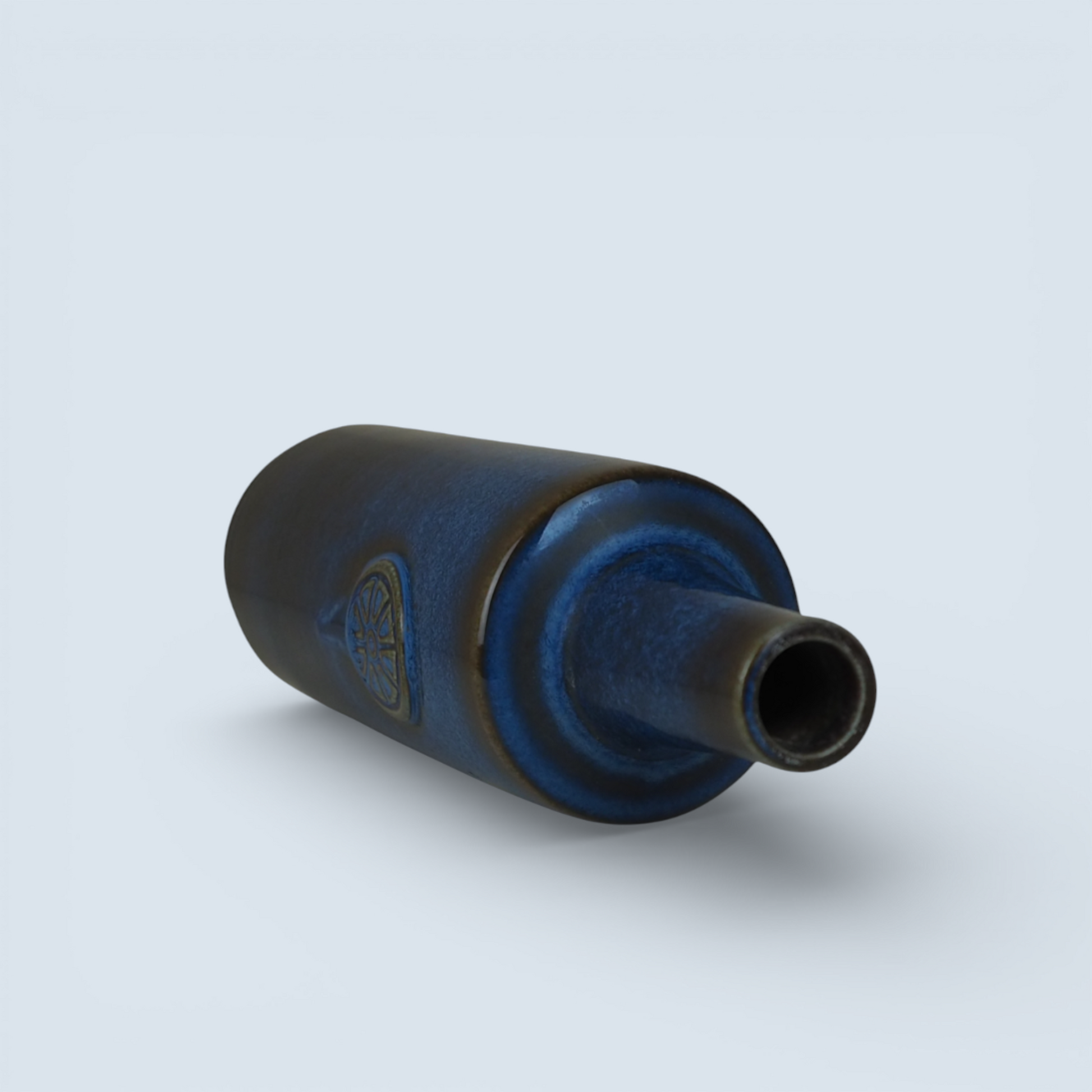Wazon Nordlys Soholm leżący na boku, widok na korpus z granatowym i brązowym szkliwem