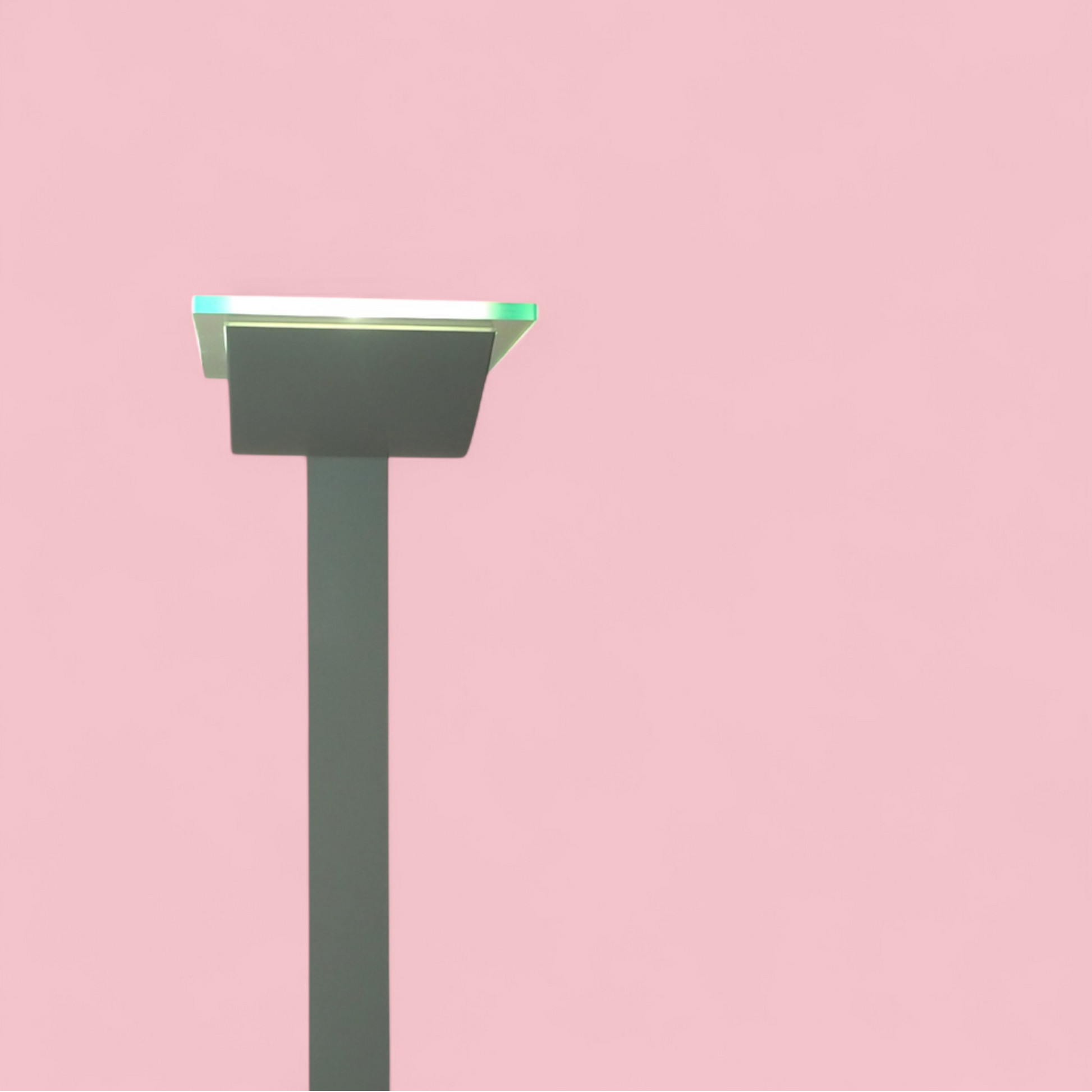 Lampa ID-S Sottsass Zumtobel, widok z przodu na aluminiową konstrukcję i szklaną ramę dyfuzora