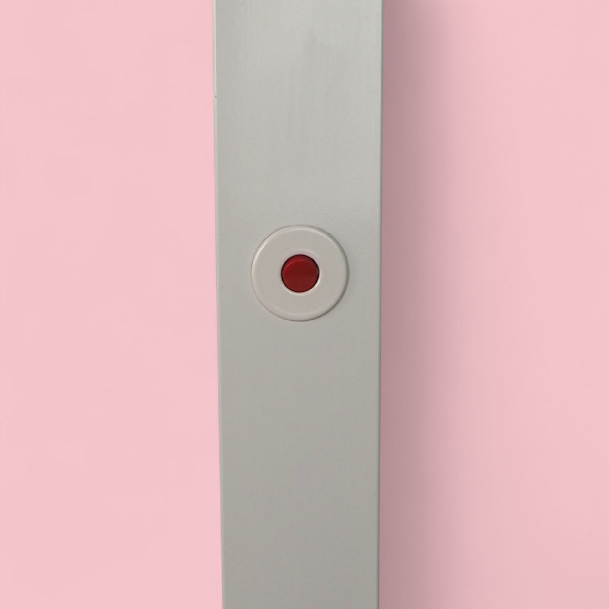 Zbliżenie na czerwony przycisk zasilania lampy ID-S Sottsass Zumtobel, charakterystyczny element designu