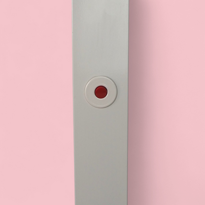 Zbliżenie na czerwony przycisk zasilania lampy ID-S Sottsass Zumtobel, charakterystyczny element designu