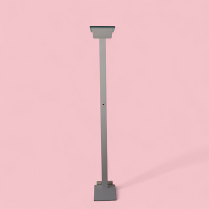 Lampa podłogowa ID-S projektu Ettore Sottsassa dla Zumtobel Staff, minimalistyczna geometryczna forma, widok z przodu, Austria 1987