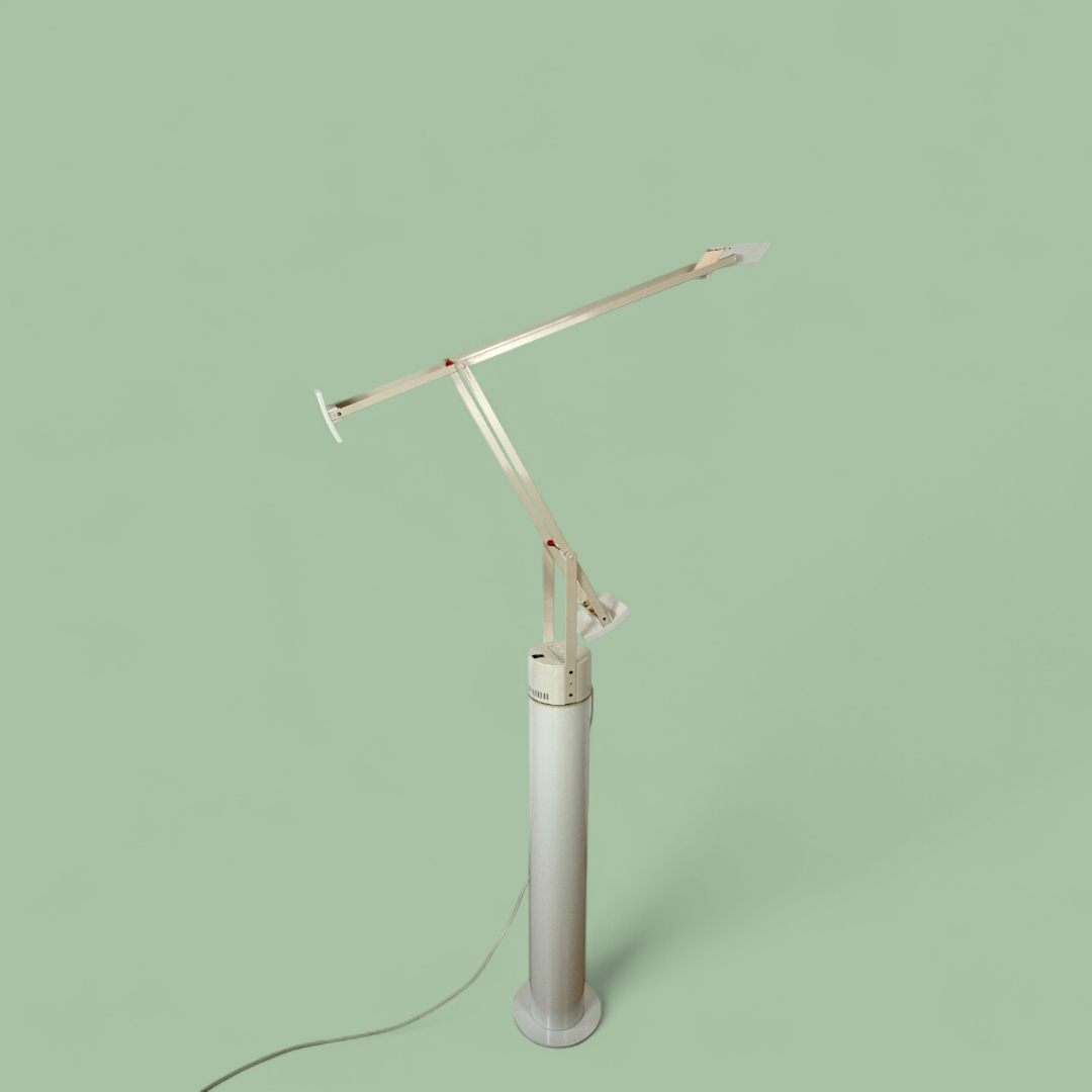 Floor lamp Tizio Terra Artemide w rozłożonej pozycji, przegubowe ramiona i przeciwwaga