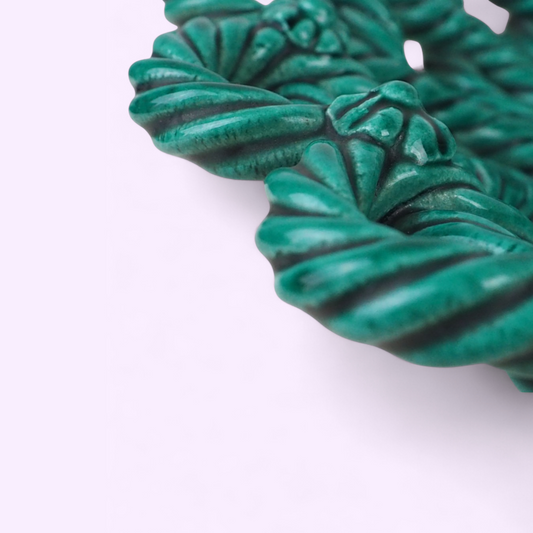 Detal szmaragdowej glazury na paterze ceramicznej Vallauris z plecionym wzorem, zbliżenie krawędzi