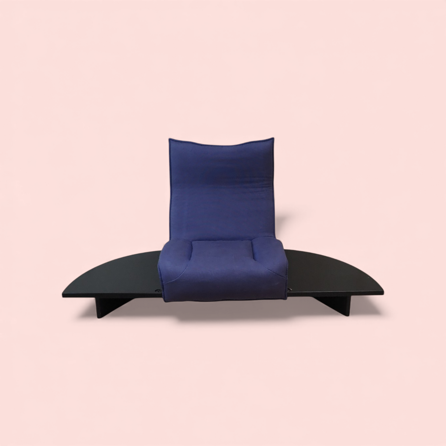 Moduł Veranda Cassina z czarnym podestem, niebieska tapicerka, widok z przodu, Italian design