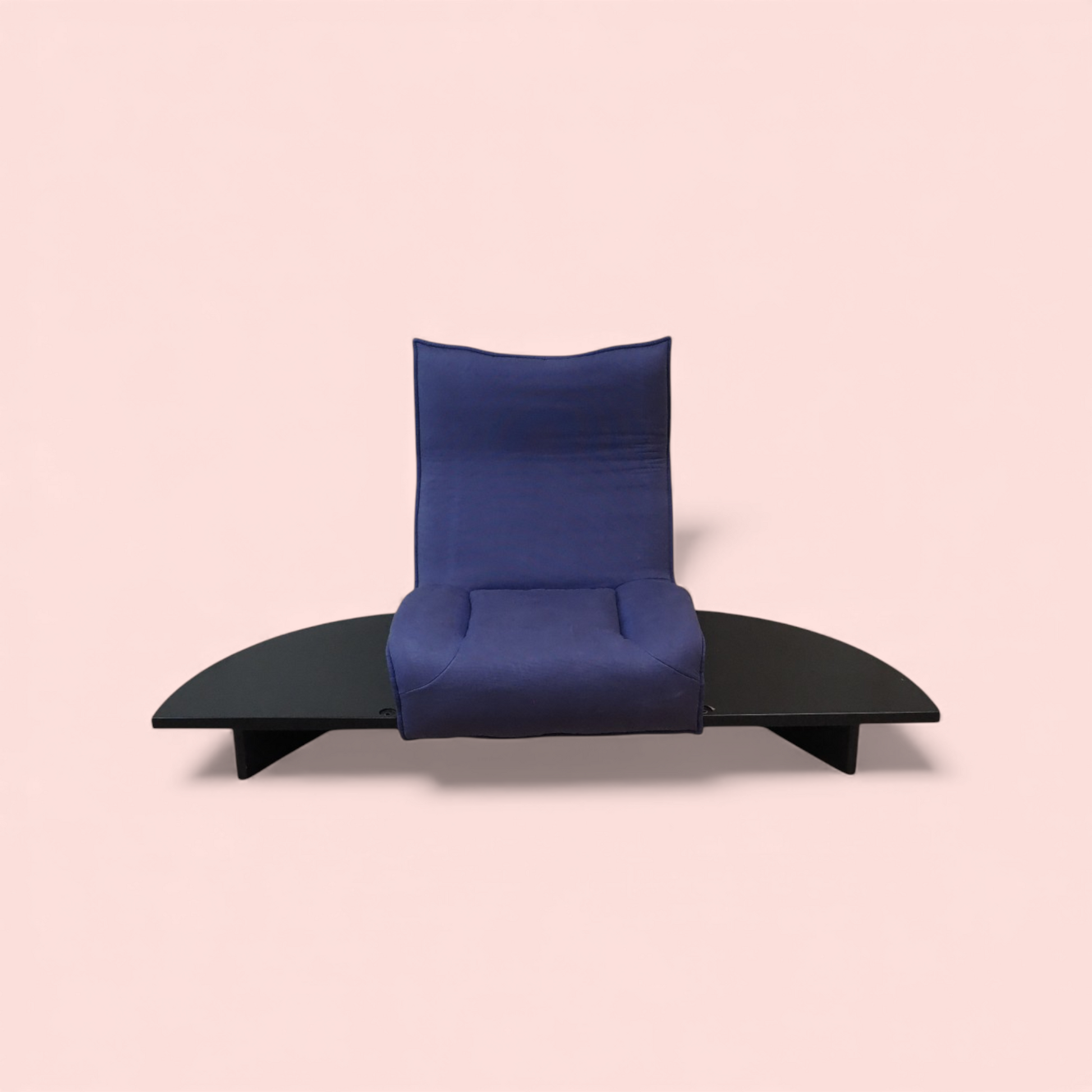 Moduł Veranda Cassina z czarnym podestem, niebieska tapicerka, widok z przodu, Italian design