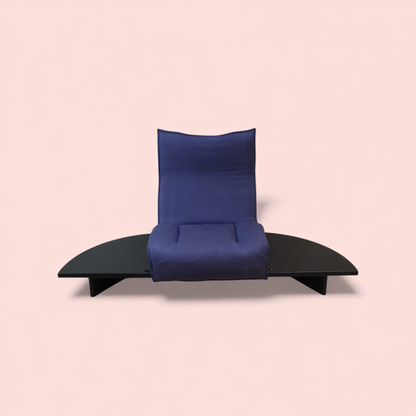 Moduł Veranda Cassina z czarnym podestem, niebieska tapicerka, widok z przodu, Italian design