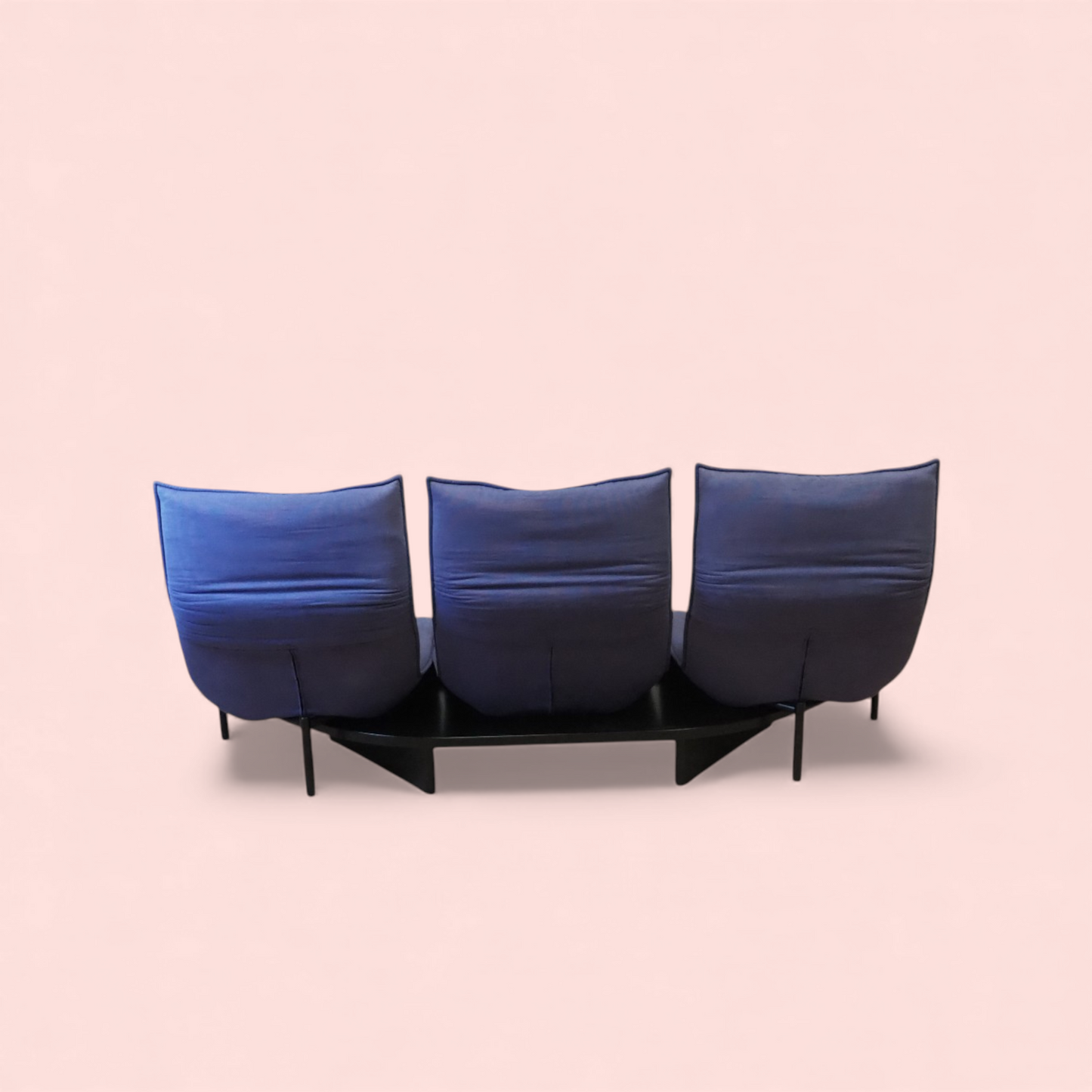 Sofa Veranda Magistretti Cassina widok z tyłu, trzy moduły, czarna drewniana podstawa