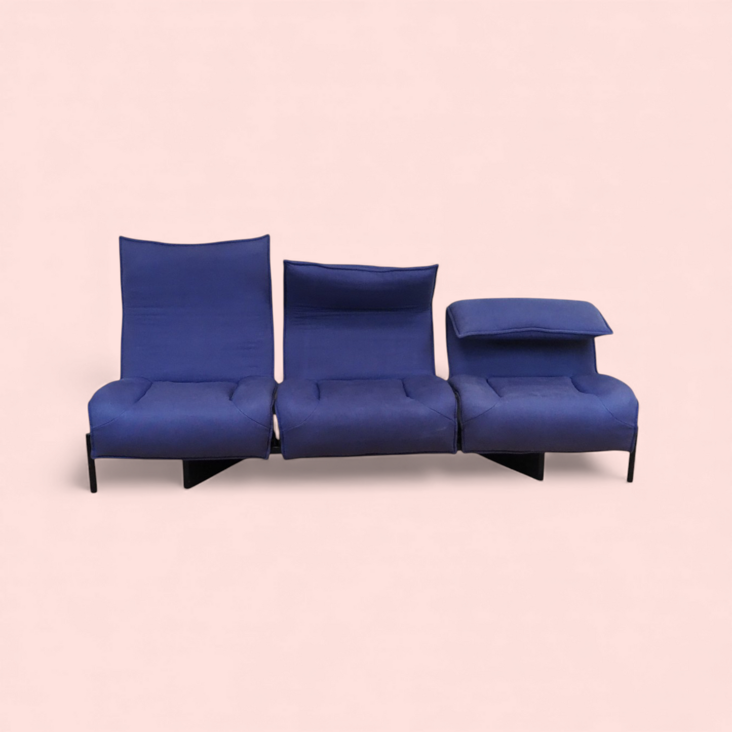 Sofa Veranda Magistretti Cassina trzy moduły z różnymi pozycjami zagłówków, widok z przodu