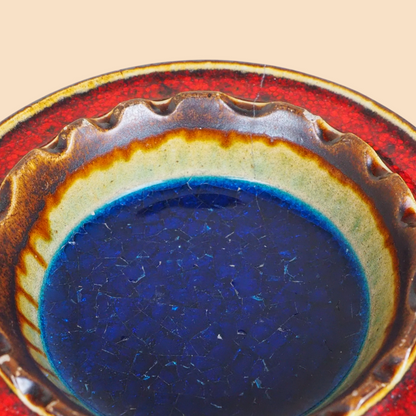 Ceramiczna popielniczka fat lava, widok wnętrza z niebieskim szkłem spękanym i tęczowym szkliwem