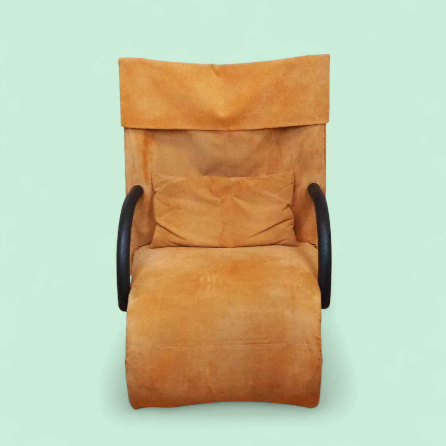 Armchair Zen Brisson Ligne Roset, wysoki zagłówek i profilowane siedzisko, widok z przodu