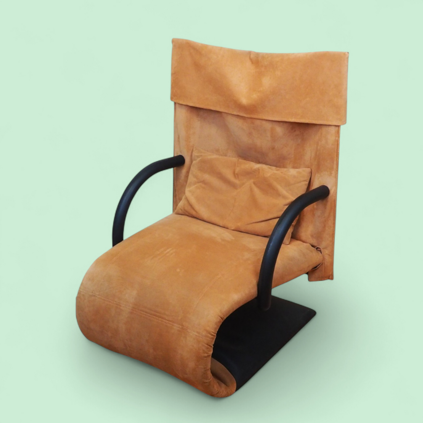 Fotel Zen projektu Claude Brissona dla Ligne Roset, pomarańczowa tapicerka Alcantara, widok pod kątem, Francja lata 80