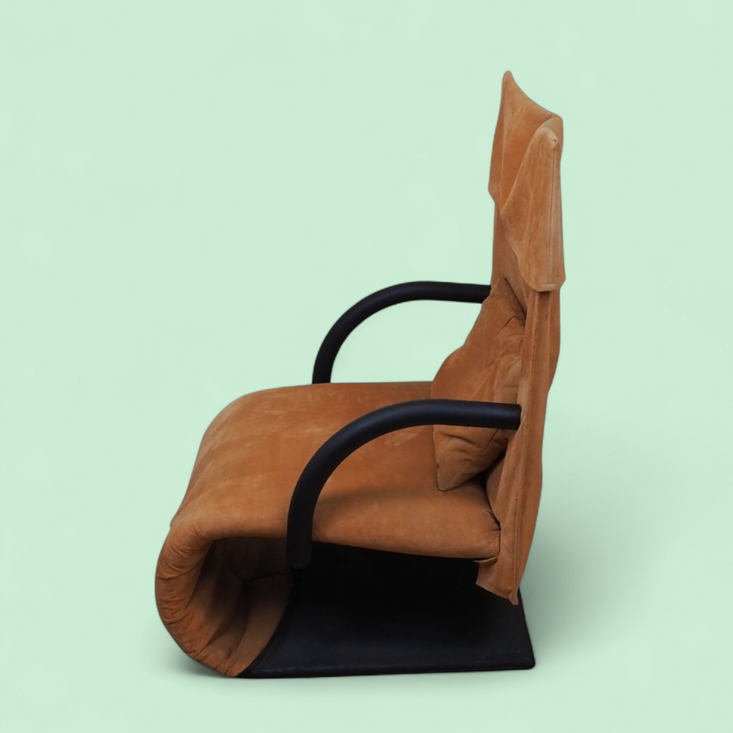 Fotel Zen Ligne Roset w kolorze pomarańczowym, widok z boku na elastyczną ramę i czarną podstawę