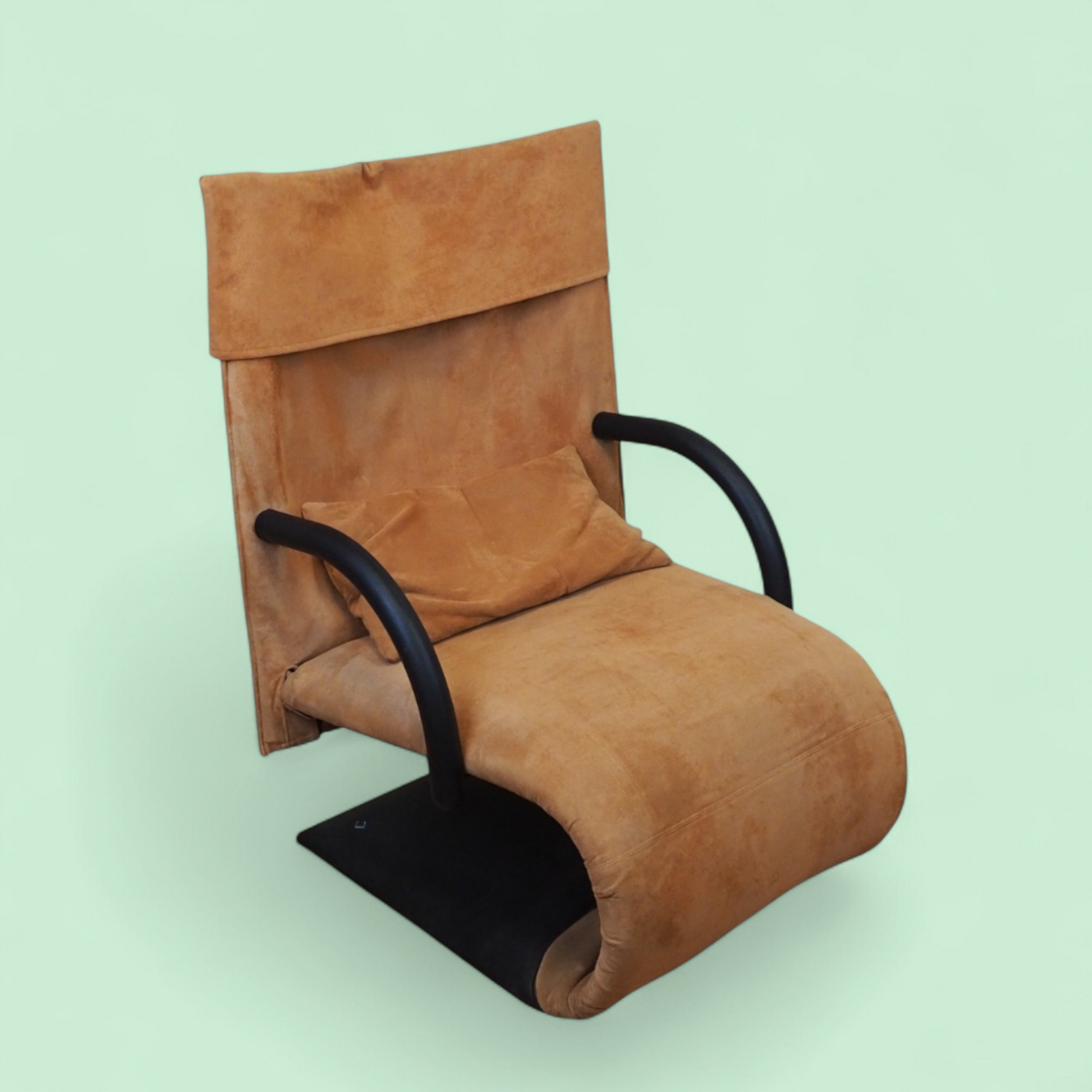 Armchair Zen Ligne Roset, zakrzywione podłokietniki i sprężynująca rama, widok trzy czwarte